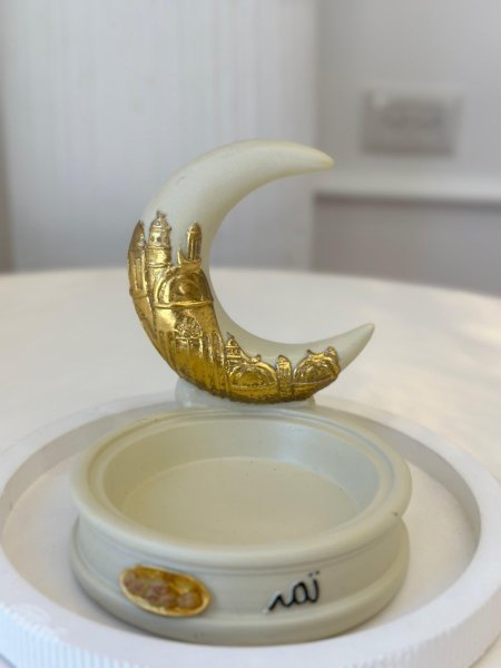 مضيفة تمر هلال